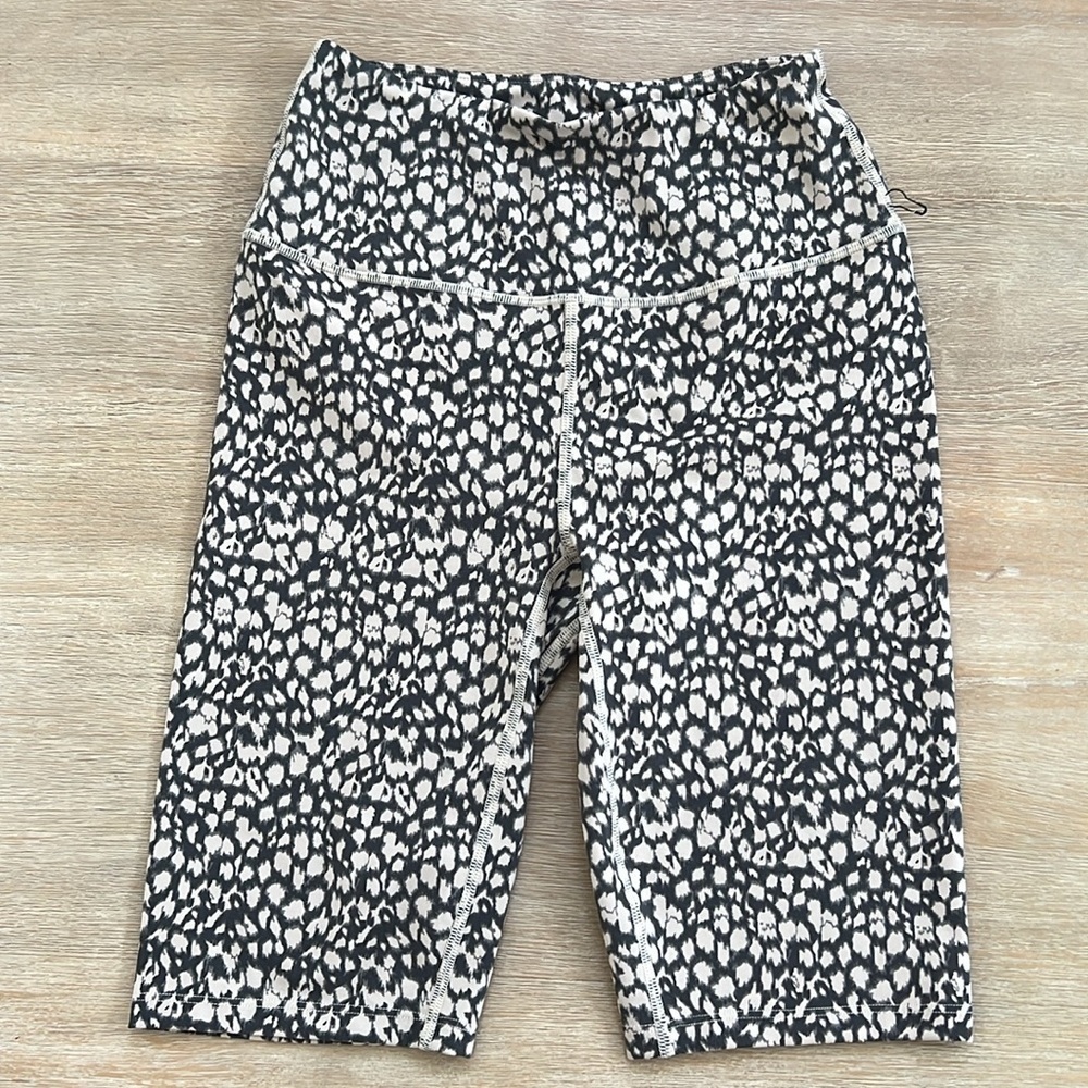 Varley Let’s Move Shorts Tan Motion Spots Small Black Cream Biker Shorts